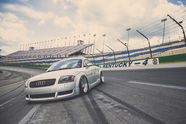 Audi TT plateado en la pista en el Escritorio