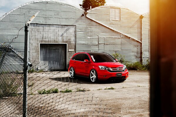 Hermoso coche rojo. Coche brillante sobre un fondo anodino