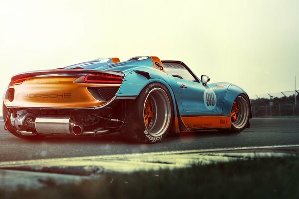 Суперкар porsche spyder на гоночном треке