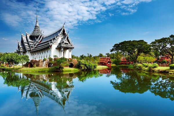 Palacio chino junto al lago