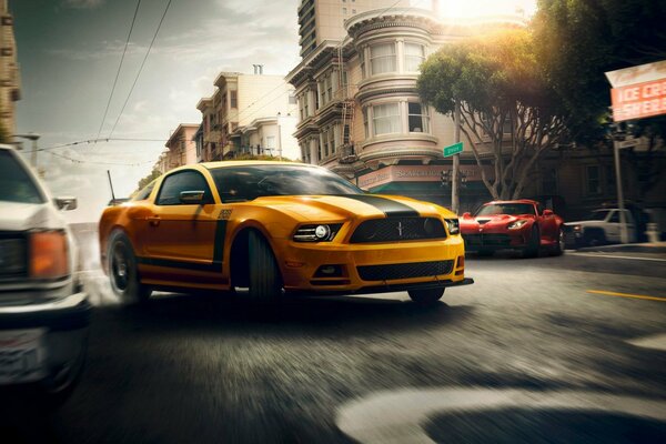 Ein gelber Mustang driftet auf den Straßen von San Francisco