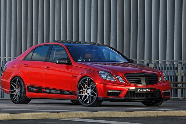 Roter mercedes-benz e63 w212 amg 2015