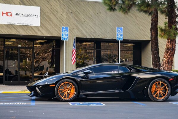 Lamborghini nera vicino al negozio