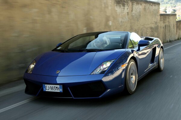 The richness and beauty of a high-speed lamborghini