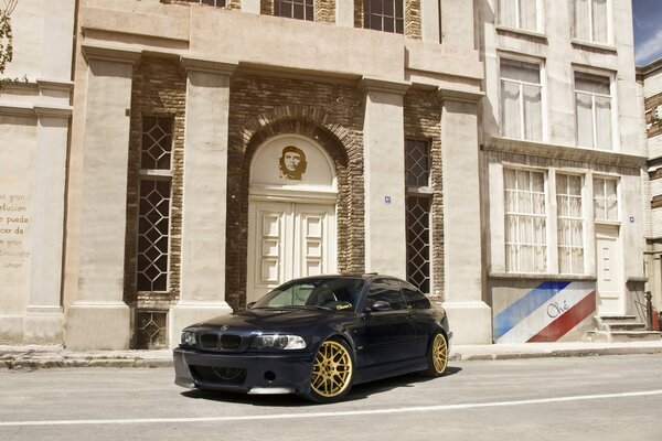 BMW si trova di fronte all edificio