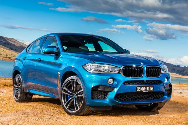 È una BMW incredibilmente blu sul mare