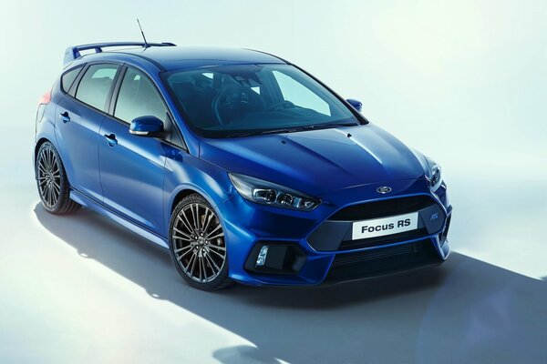 Bild des Autos Ford Focus blau auf hellem Hintergrund