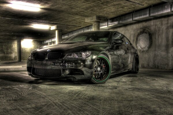 BMW avec roues larges dans le parking