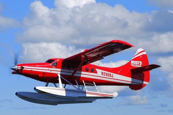 Avion rouge vole dans le ciel au-dessus de l océan