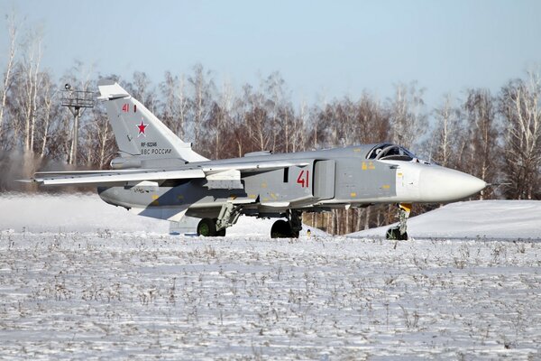 Foto del despegue del avión bombardero su-24