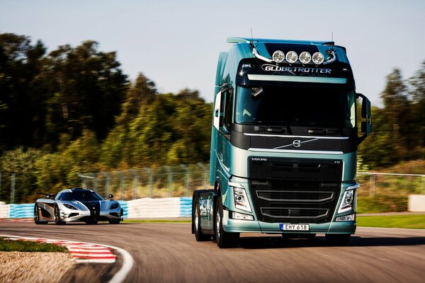 Volvo fh koenigsegg auf der Autobahn