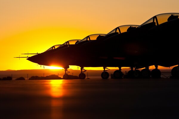 Der Flugplatz erstrahlt vor dem Morgengrauen der aufgehenden Sonne