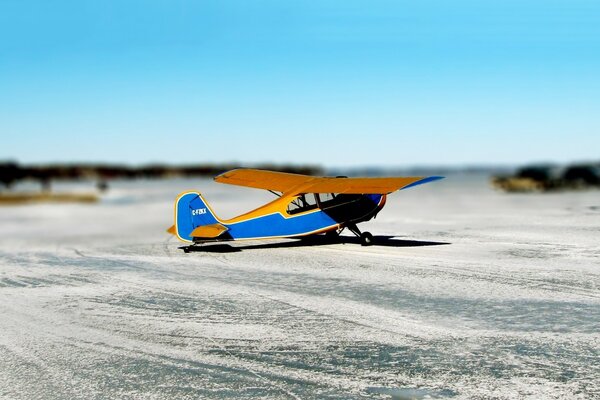 Avion bleu-jaune sur la piste