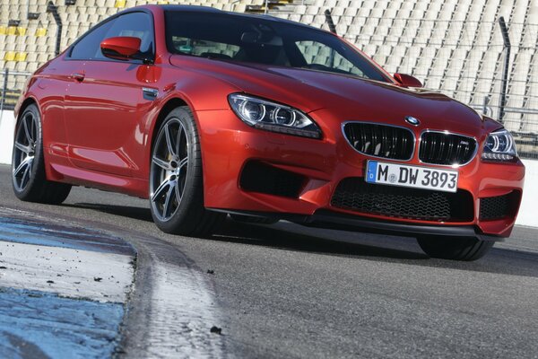 BMW rojo en el concurso, vista frontal