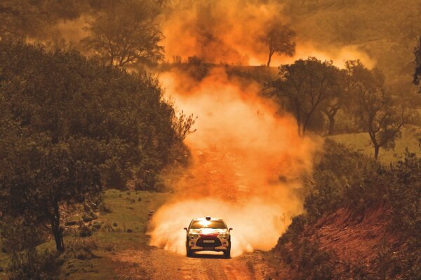 Auto-Rally. El coche de Citroën. Polvo, velocidad