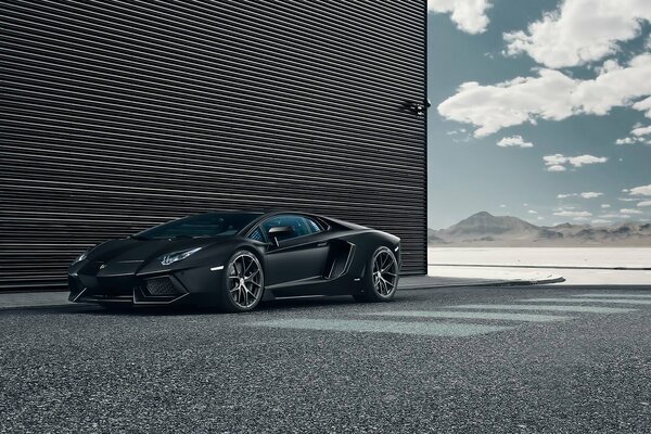 Lamborghini schwarz auf Wolken Hintergrund