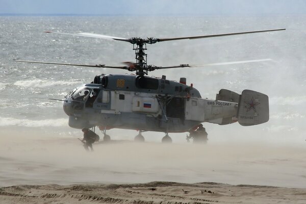 Start helikoptera z morskiej plaży