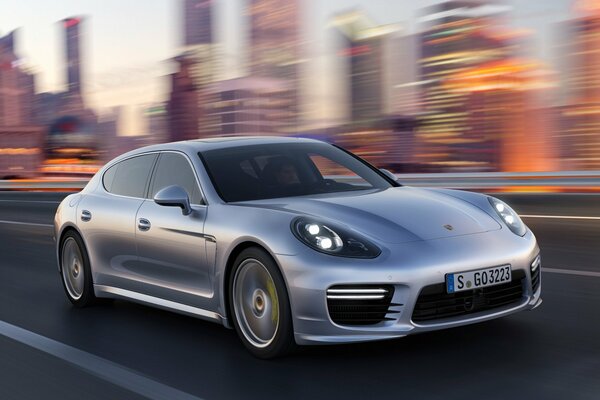 Une Porsche panamera avec une vitesse Turbo roule autour de la ville