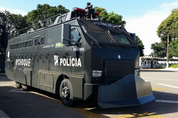 Veicolo blindato della polizia con lama davanti