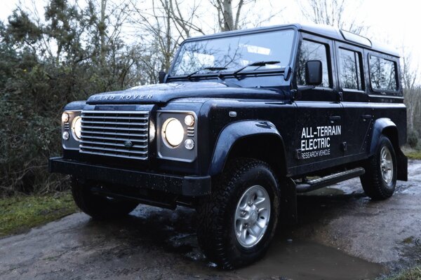 SUV land rover przejedzie po każdym błocie, gdy jest pochmurno