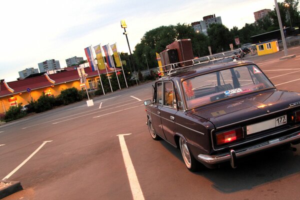 VAZ 2106 sur le parking près du café