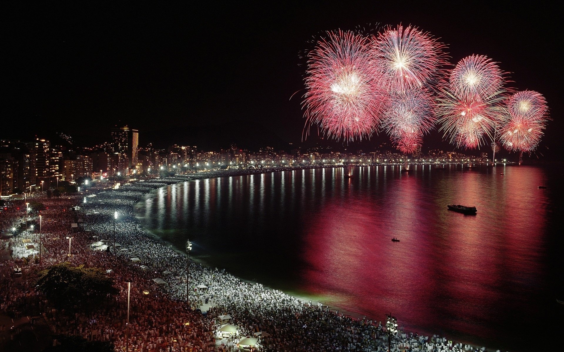 nuit ville côte salut gens foule mer ciel lumière lanternes joie réflexion vacances rive feu d artifice eau