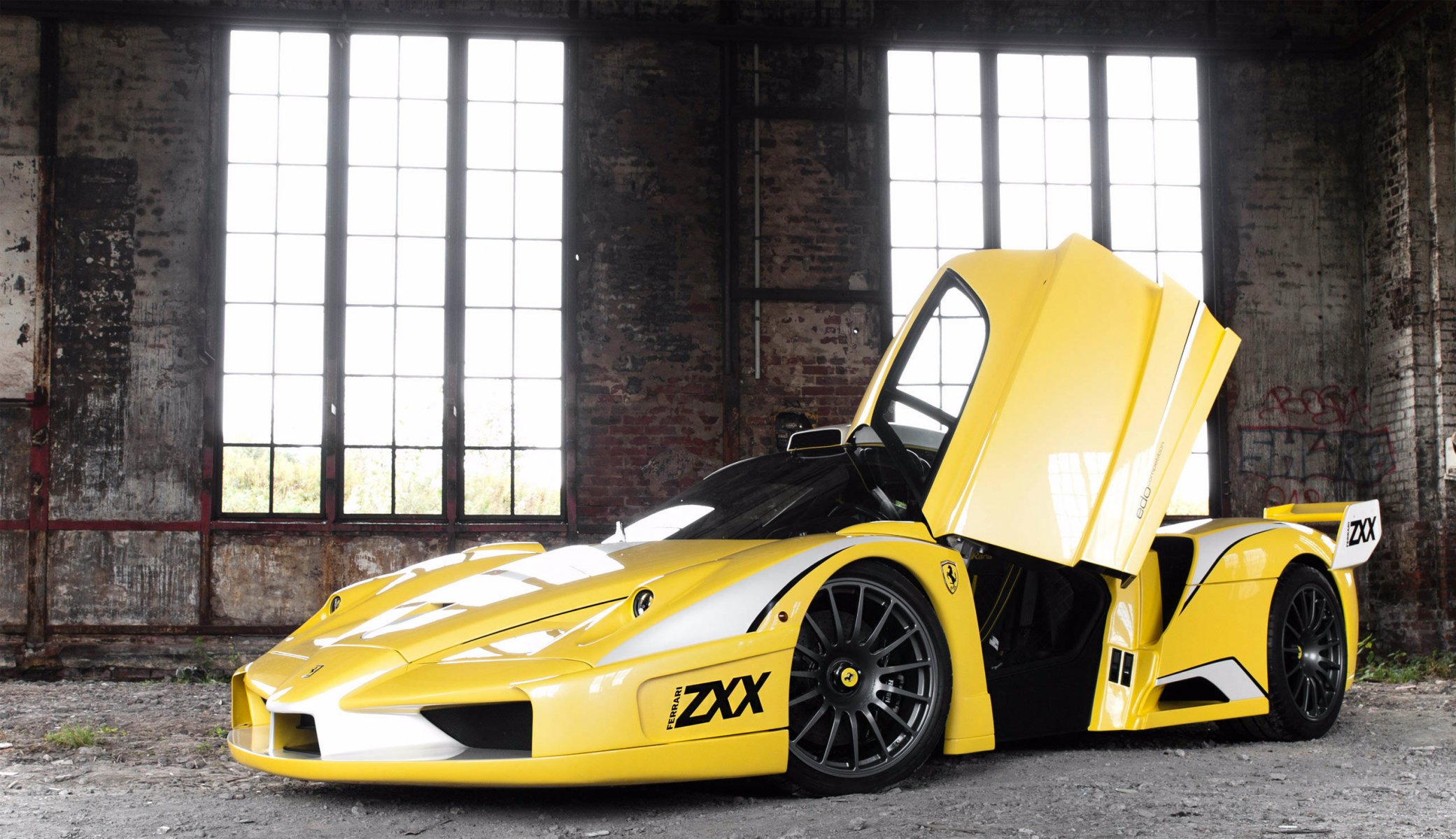 ferrari enzo edo competition ferrari enzo budynek okna światło drzwi