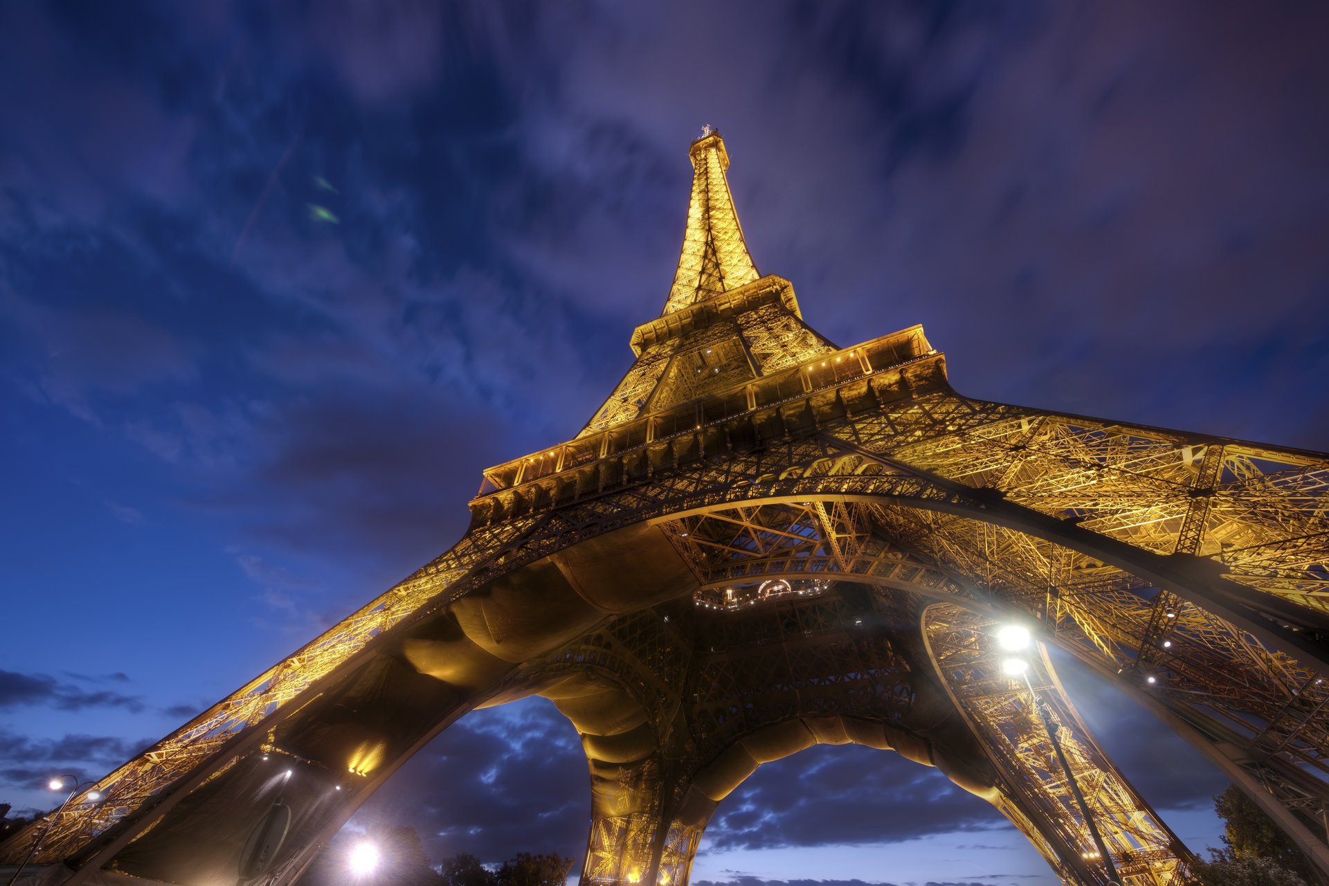 ciudad under the eiffel francia torre eiffel arquitectura parís noche cielo nubes torres cielo nocturno noche