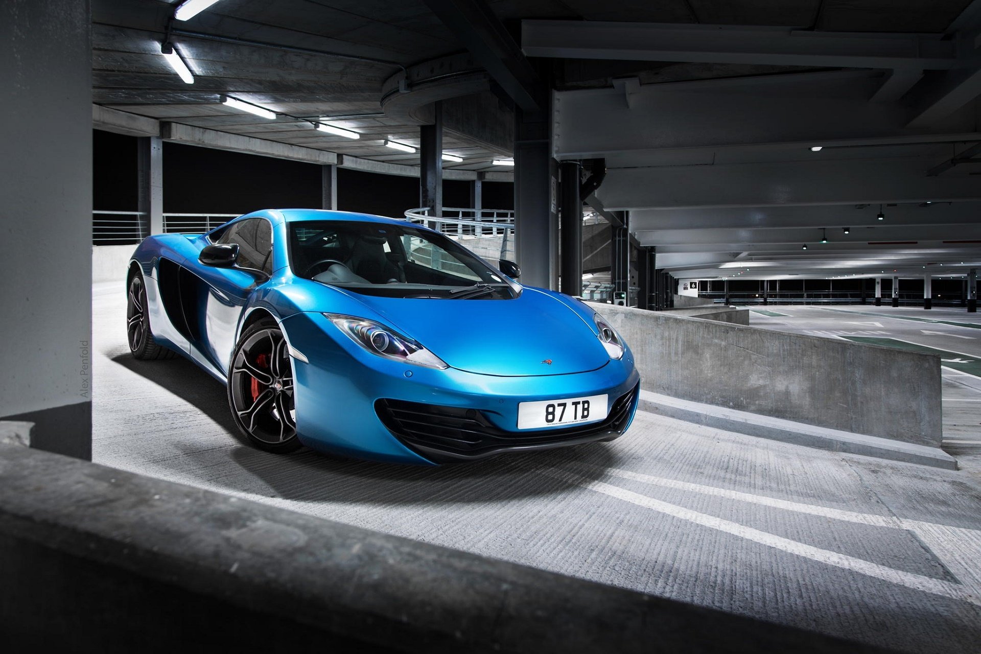 mclaren mp4-12c bleu parking supercar mclaren