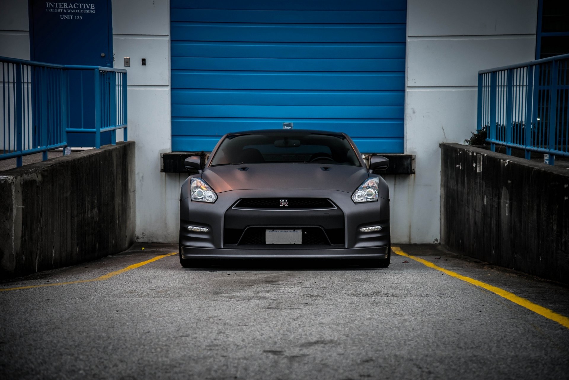 nissan gt-r r35 mattschwarz nissan front rollos blau