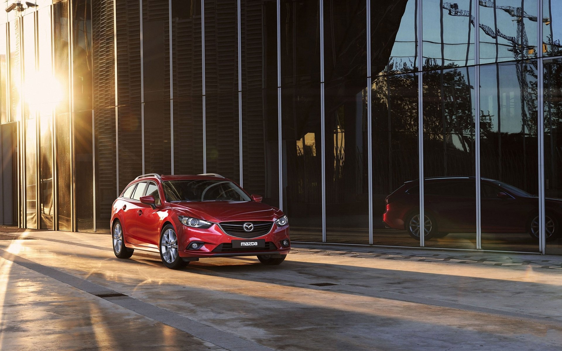 mazda wagon mazda six rouge.avant bâtiment soleil fond