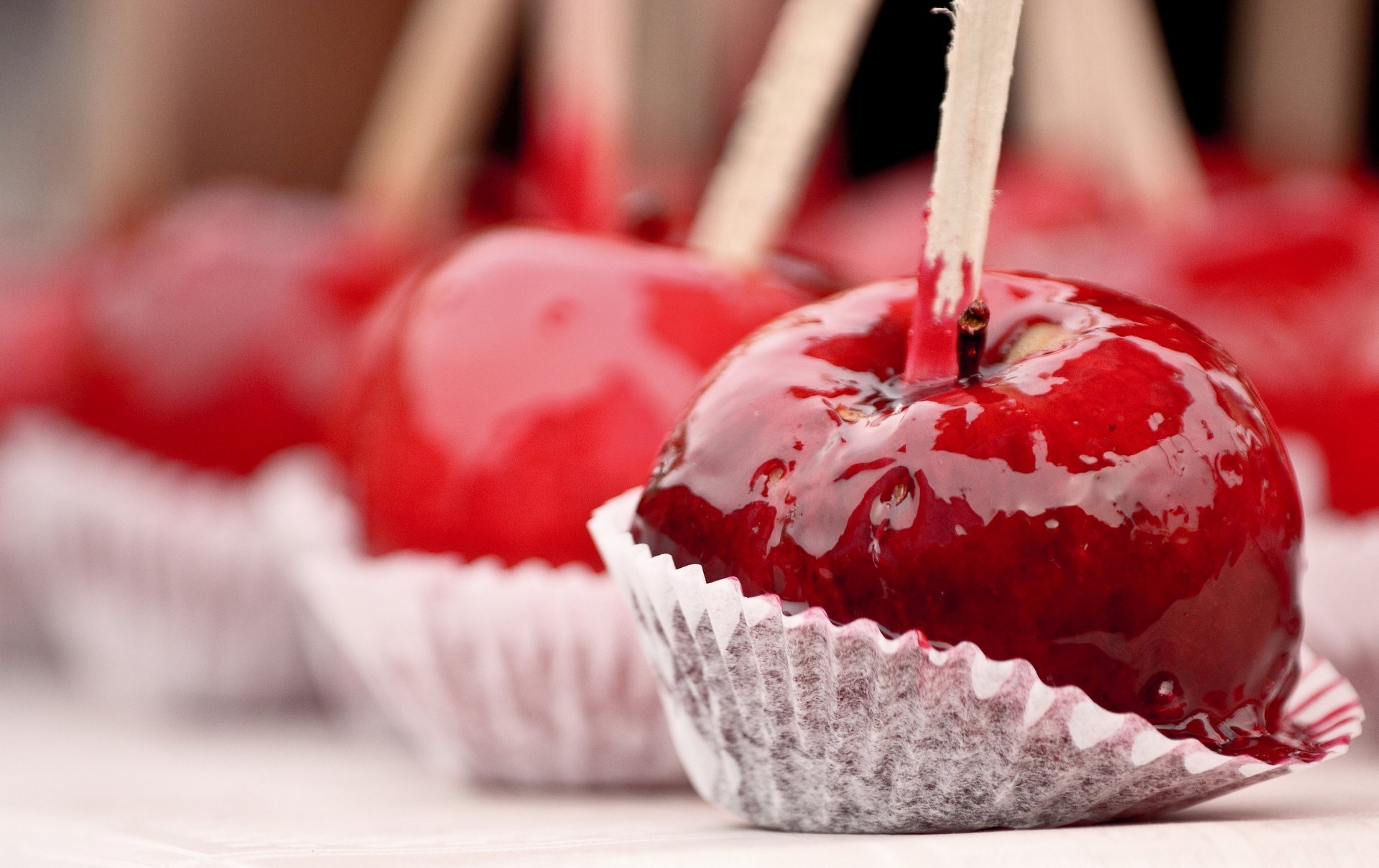 jarabe postre caramelo delicioso manzanas palo postres frutas