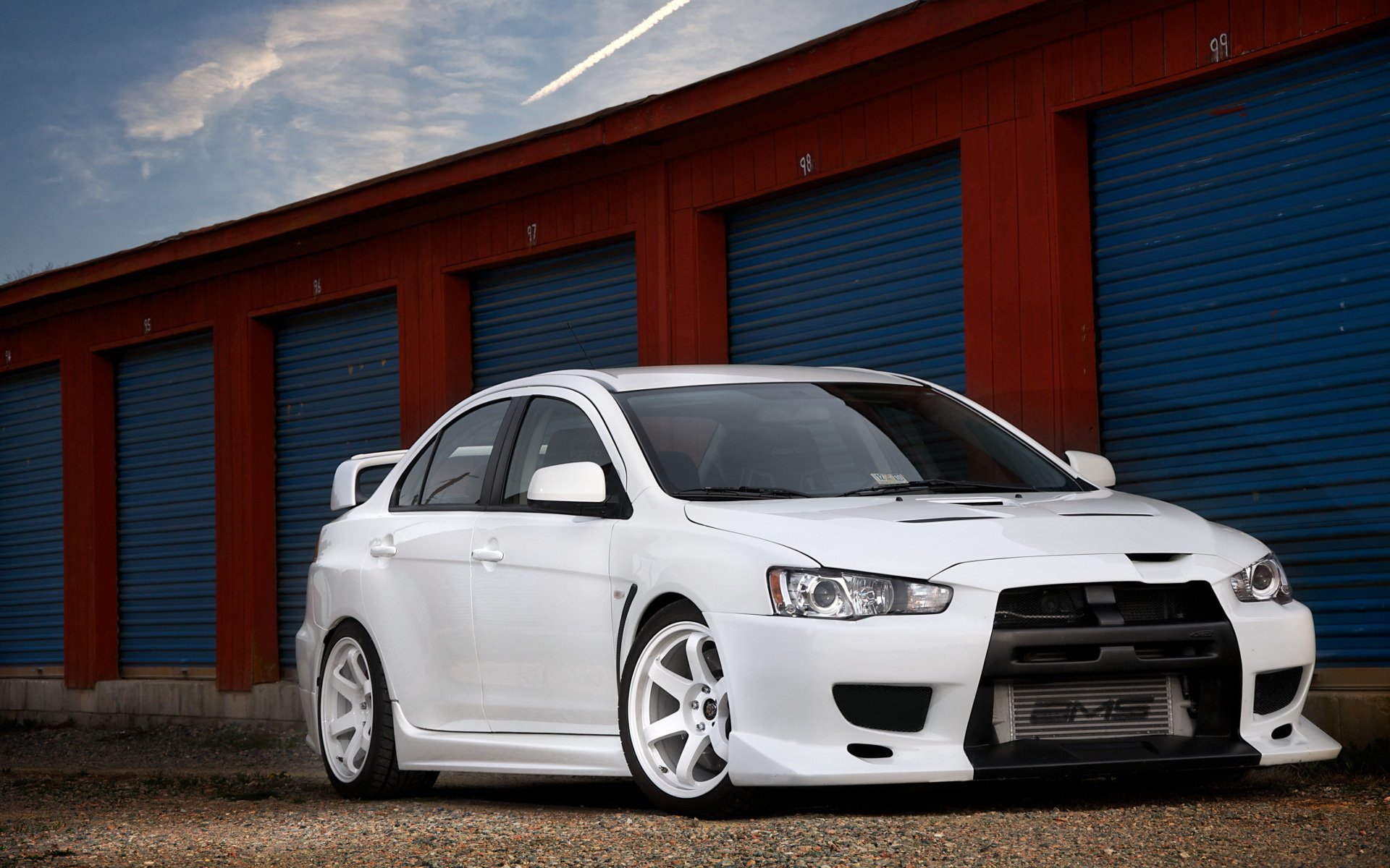 mitsubishi lancer evo x brouettes lancer auto photo evolution auto blanc mitsubishi parking garage ciel fond tuning voitures transport véhicules