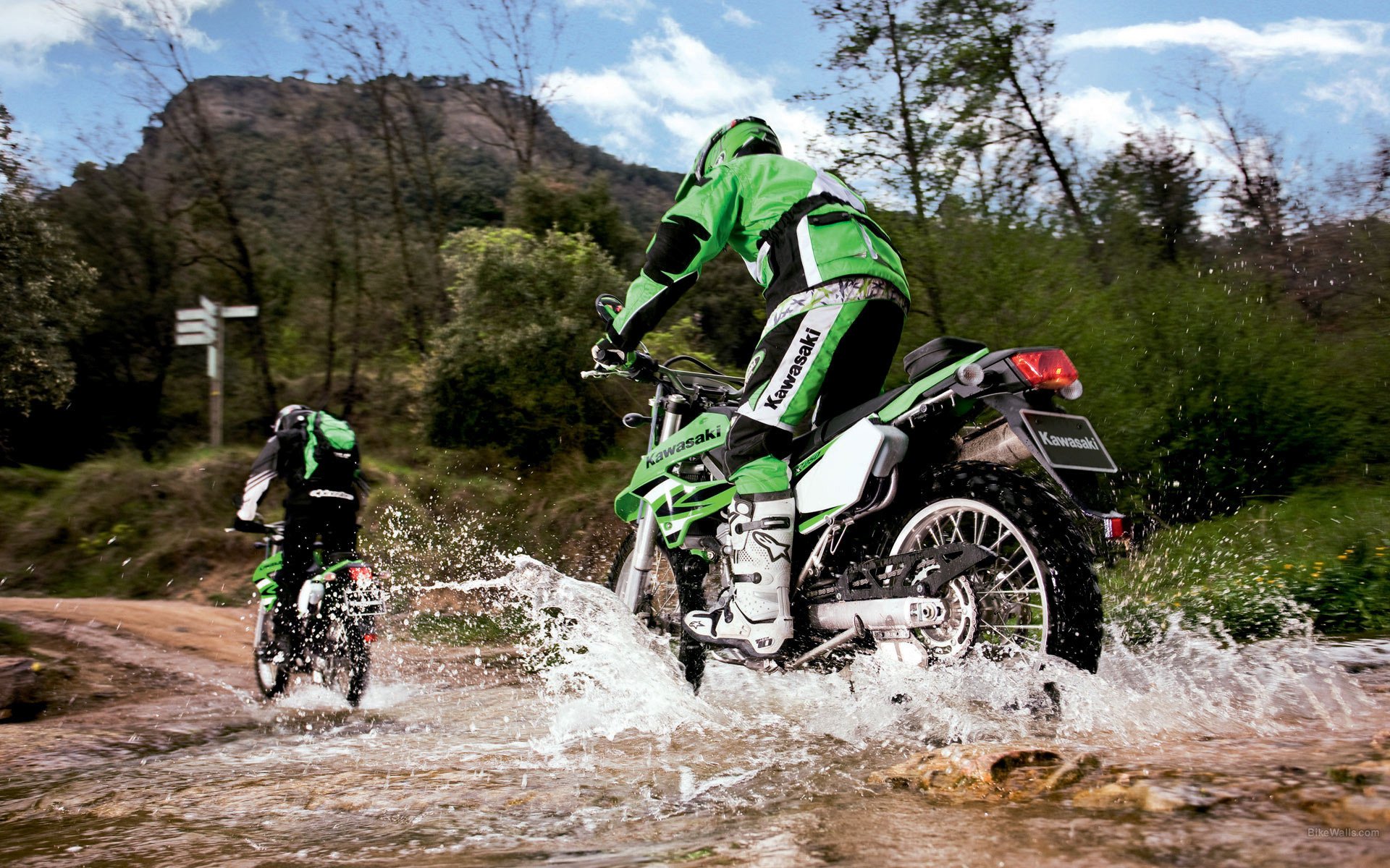 moto kawasaki motos route ruisseau forêt éclaboussures sport automobile sport motocross ciel paysage