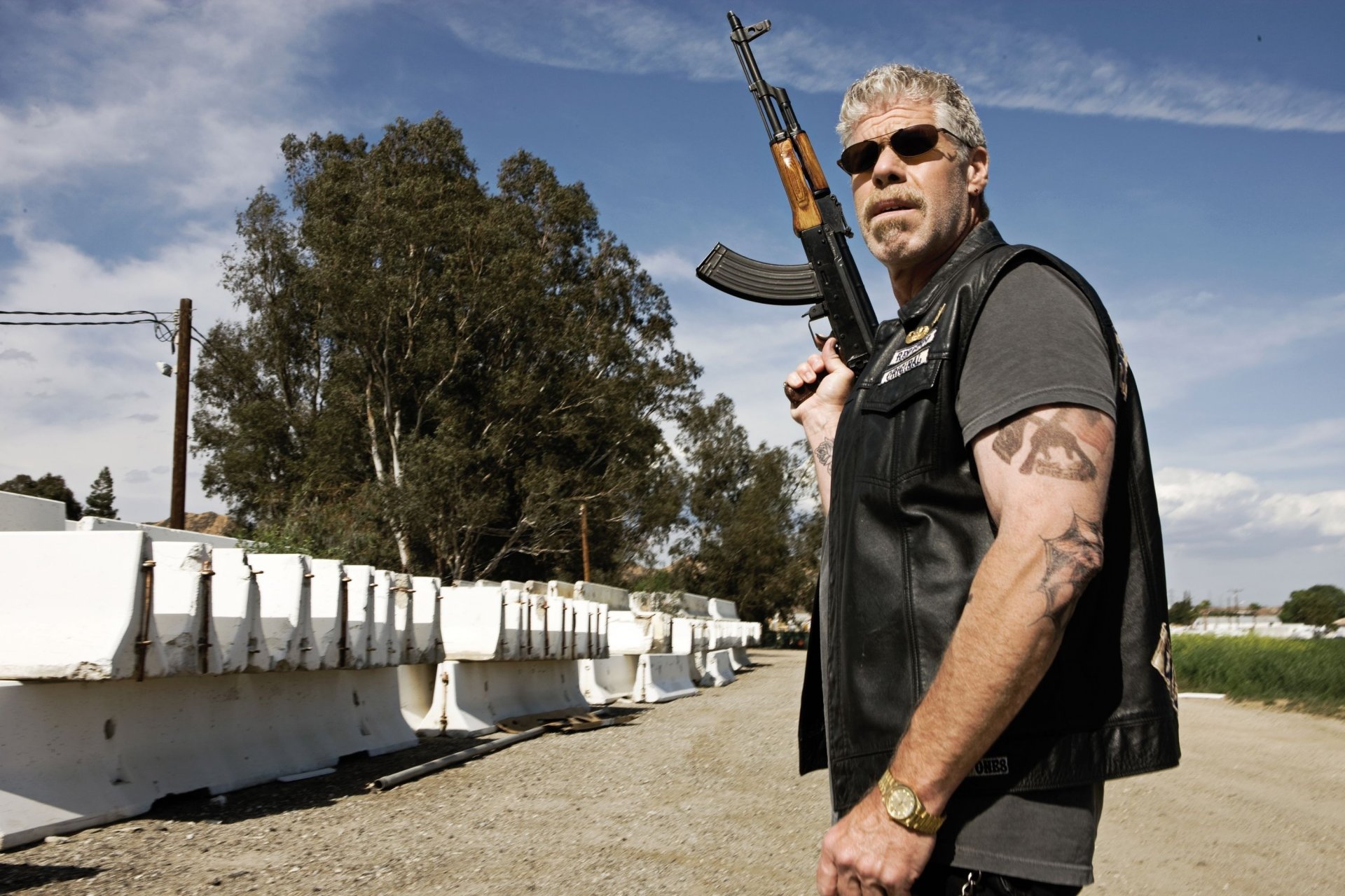 ron perlman kalachnikov ron perlman motard série télévisée moto sons of anarchy acteurs de cinéma tireur regard visage