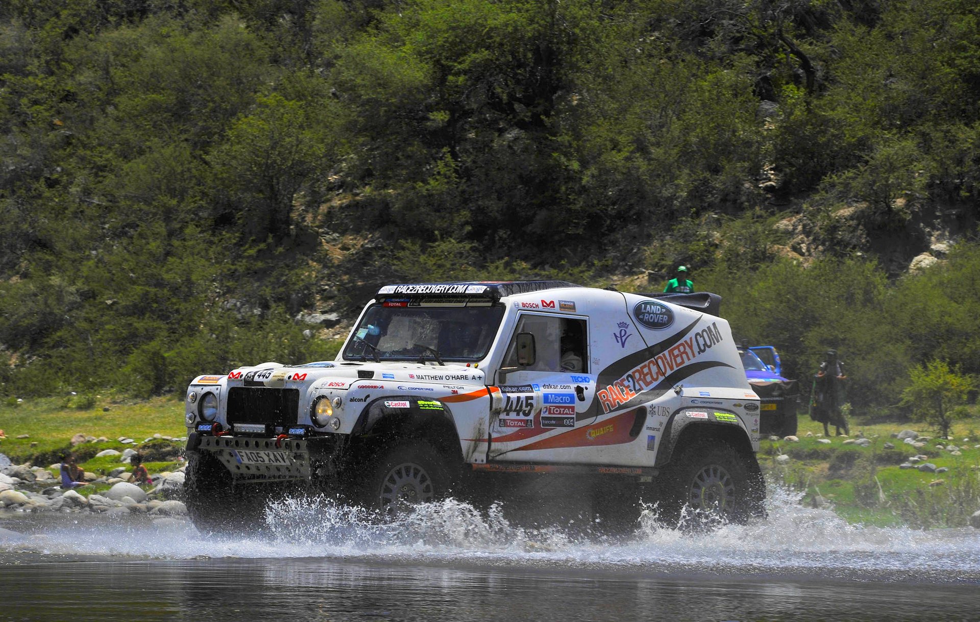 land rover beschützer suv dakar rallye wasser spritzer weiß auto sport