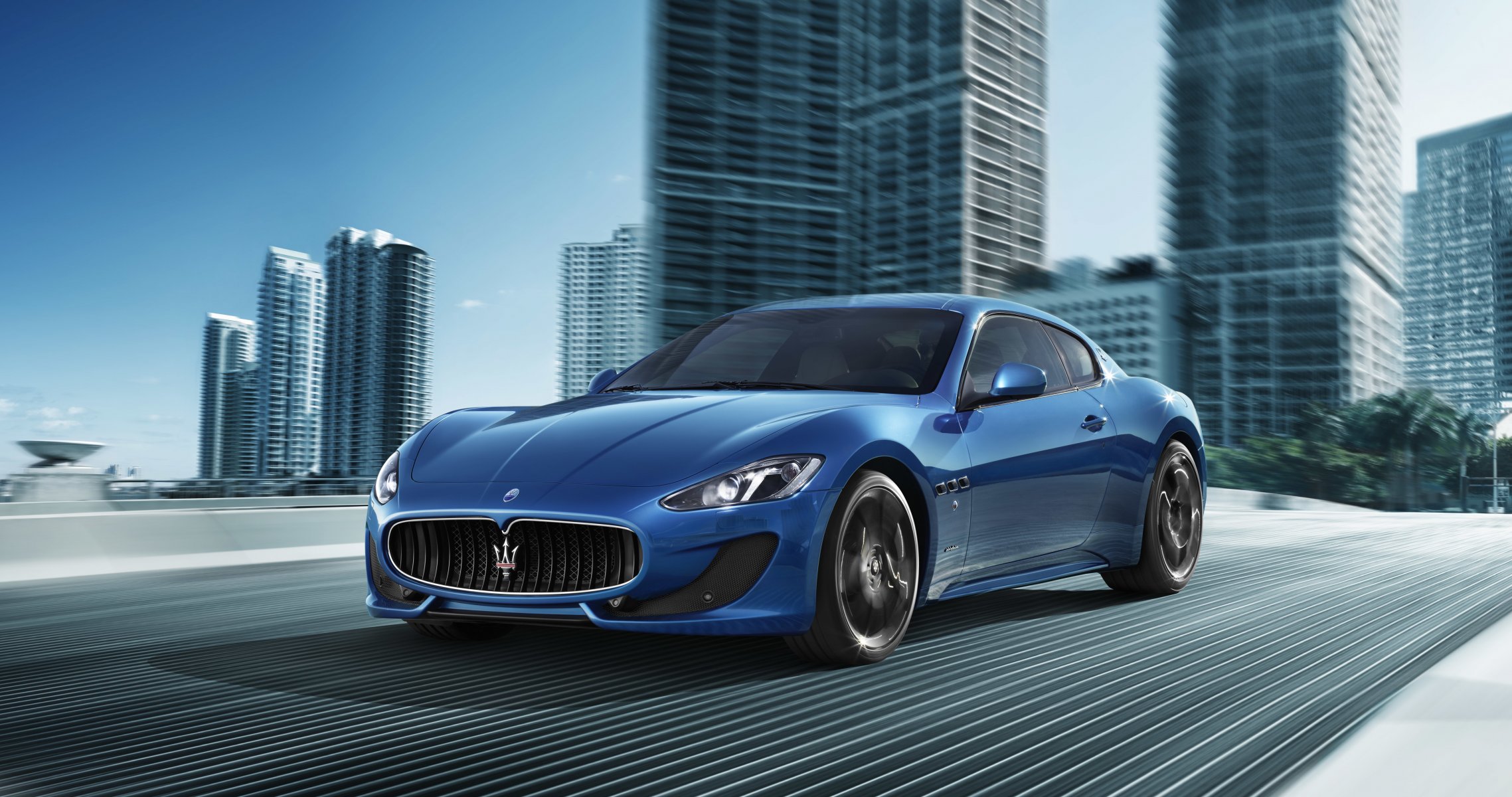 автомобиль maserati granturismo спорт синий мазерати грантуризмо суперкар город движение дорога