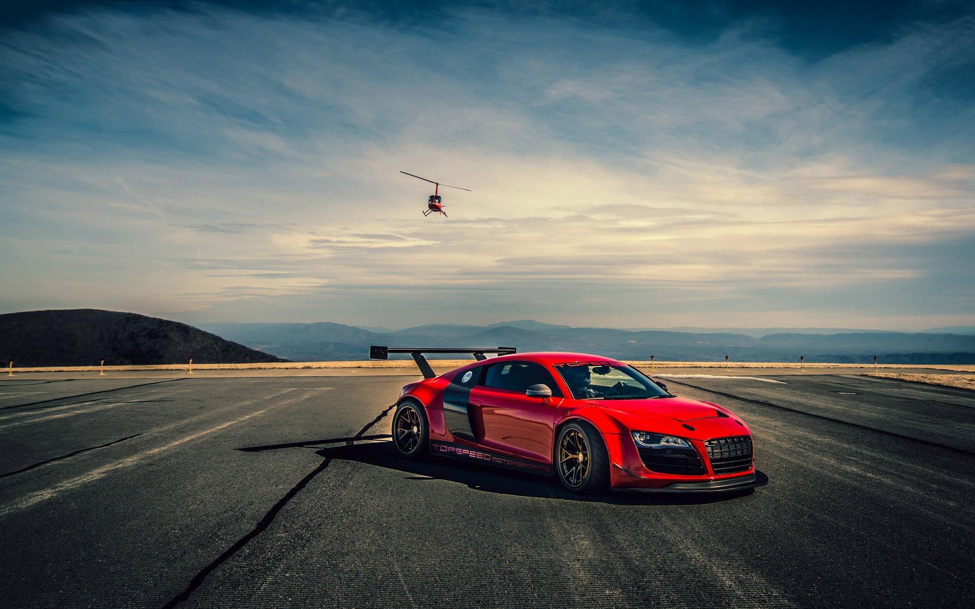 audi r8 voiture rouge hélicoptère