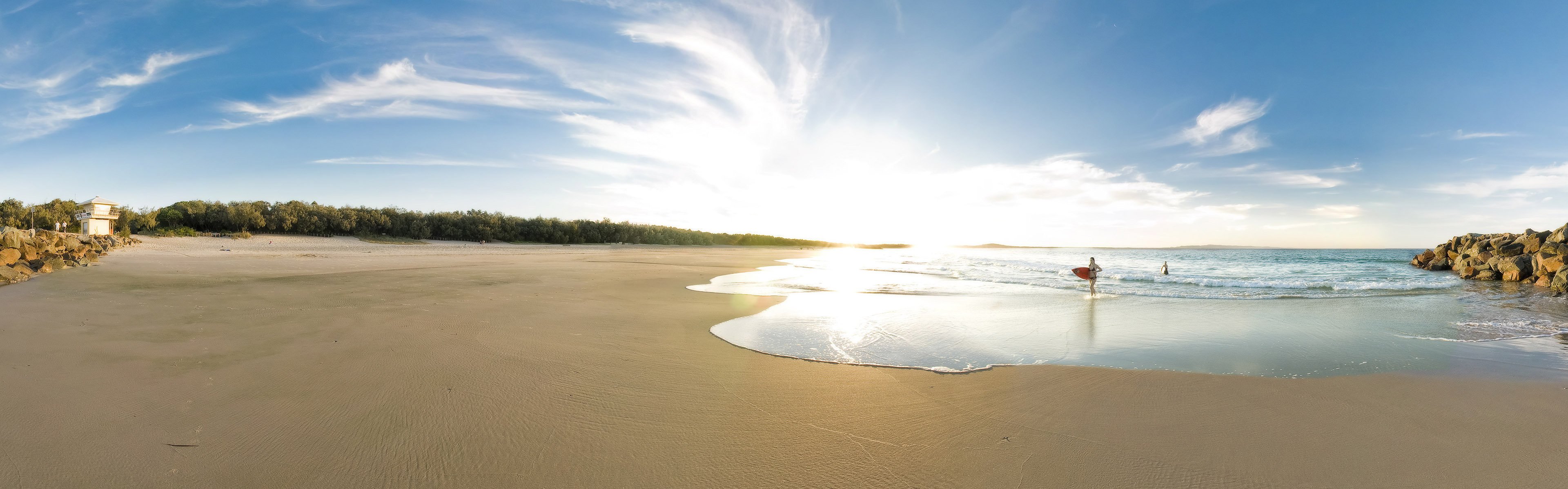 strand weiblich surfen steine sand meer dual screen himmel welle wolken sonne sonnenstrahlen wald wärme urlaub