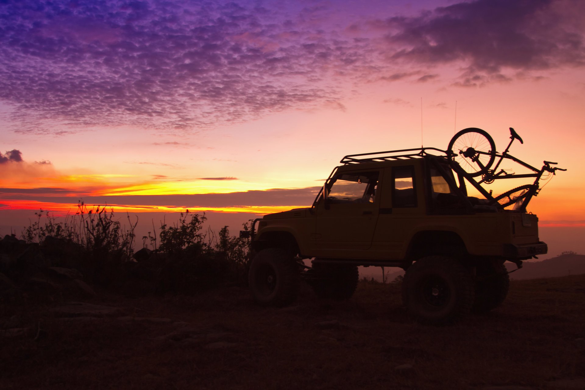 silueta jeep suv jeep maletero fijo bicicleta naturaleza tarde puesta de sol estacionamiento viaje hermoso fondo hermoso fondo viajes mi planeta bokeh fondo de pantalla