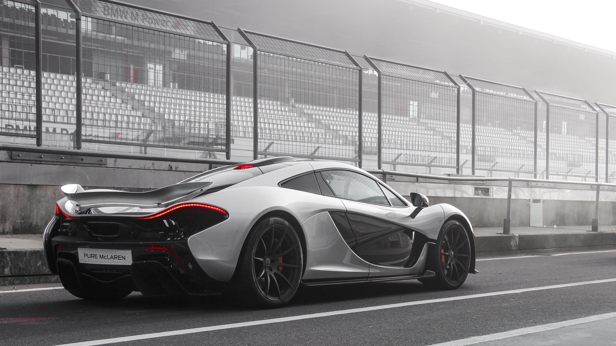 mclaren p1 flèche circuit rapide hybride cercle nürburgring course sport argent piste propre