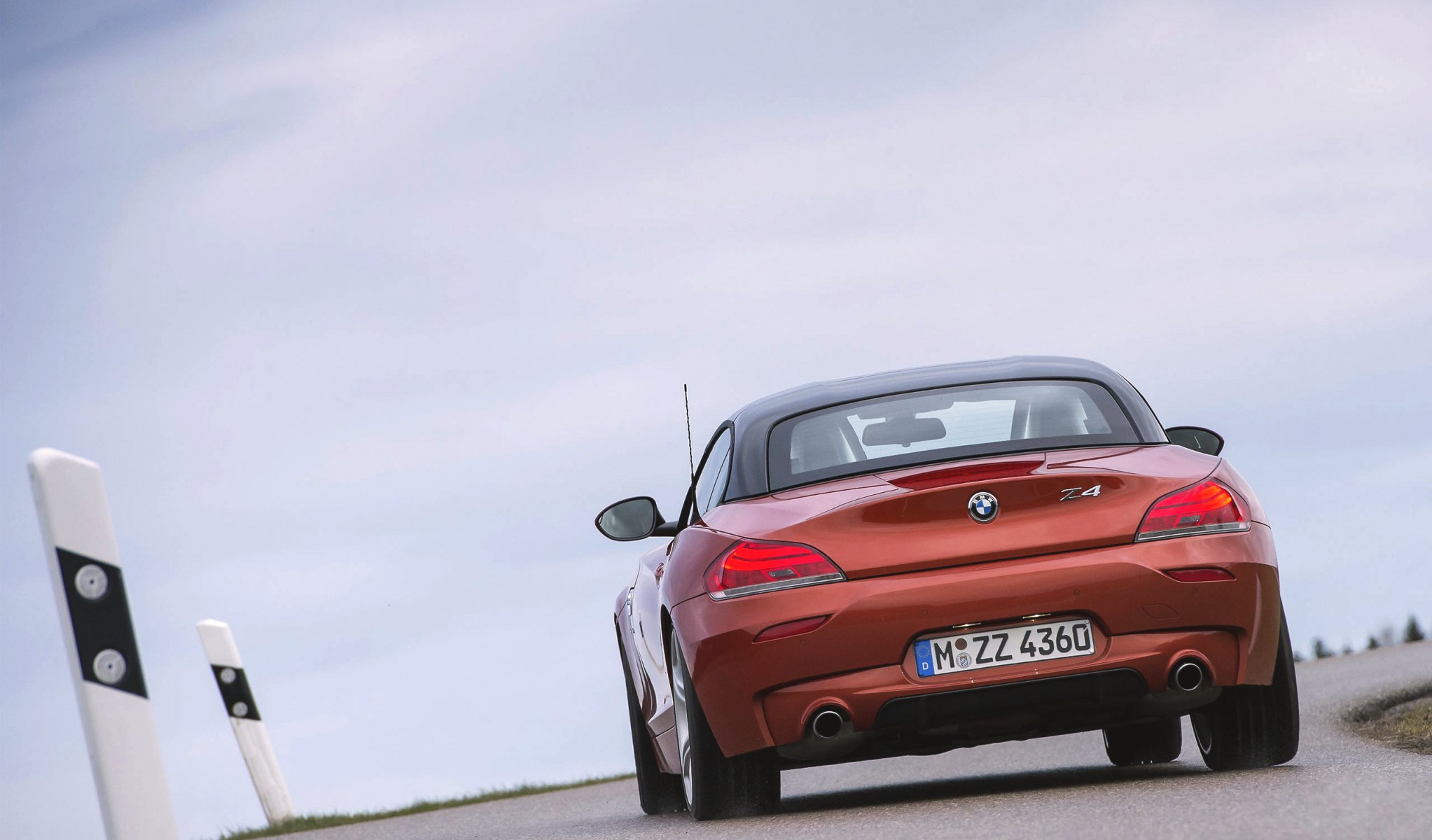 bmw z4 roadster auto bmw vista trasera naranja carretera boomer asfalto en movimiento