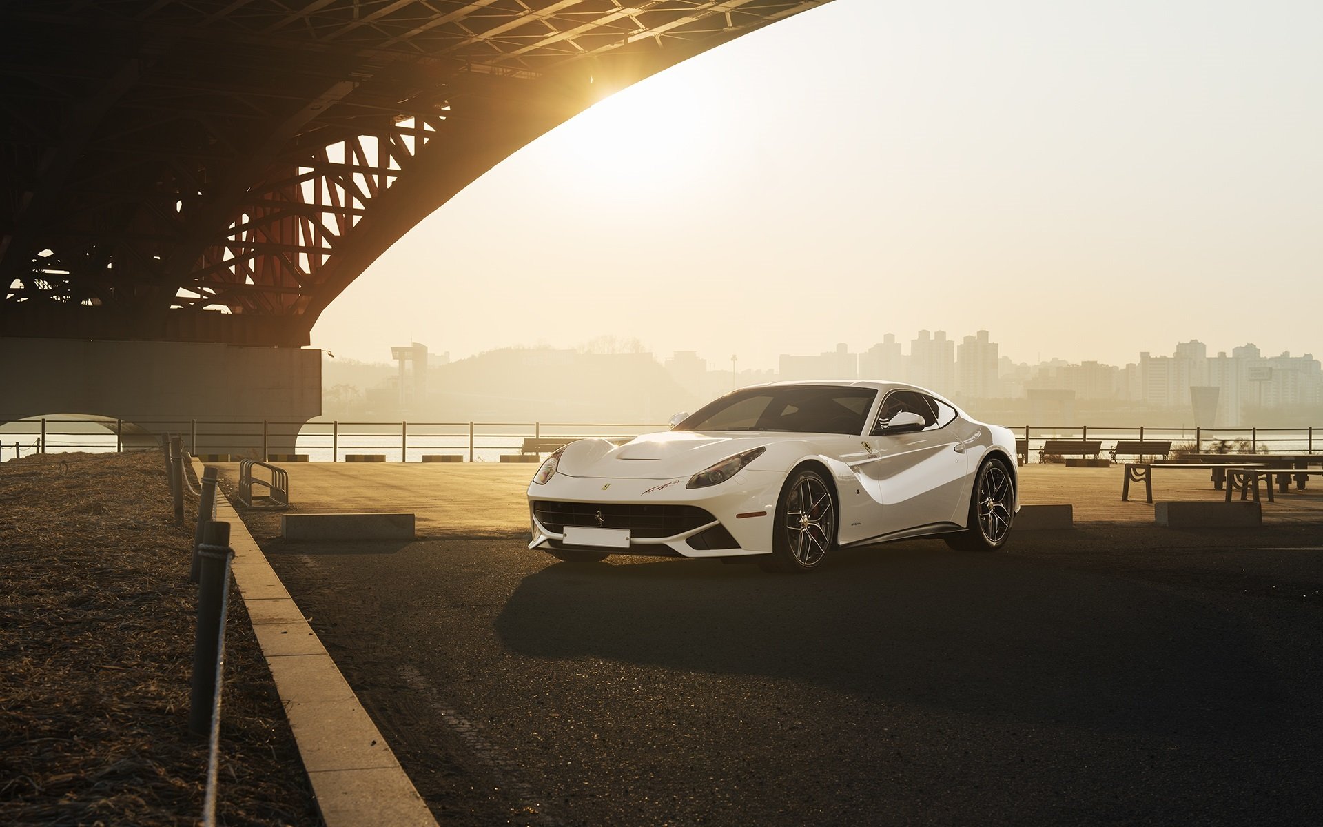 ferrari f12 berlinetta blanco superdeportivo sol puente ciudad frente