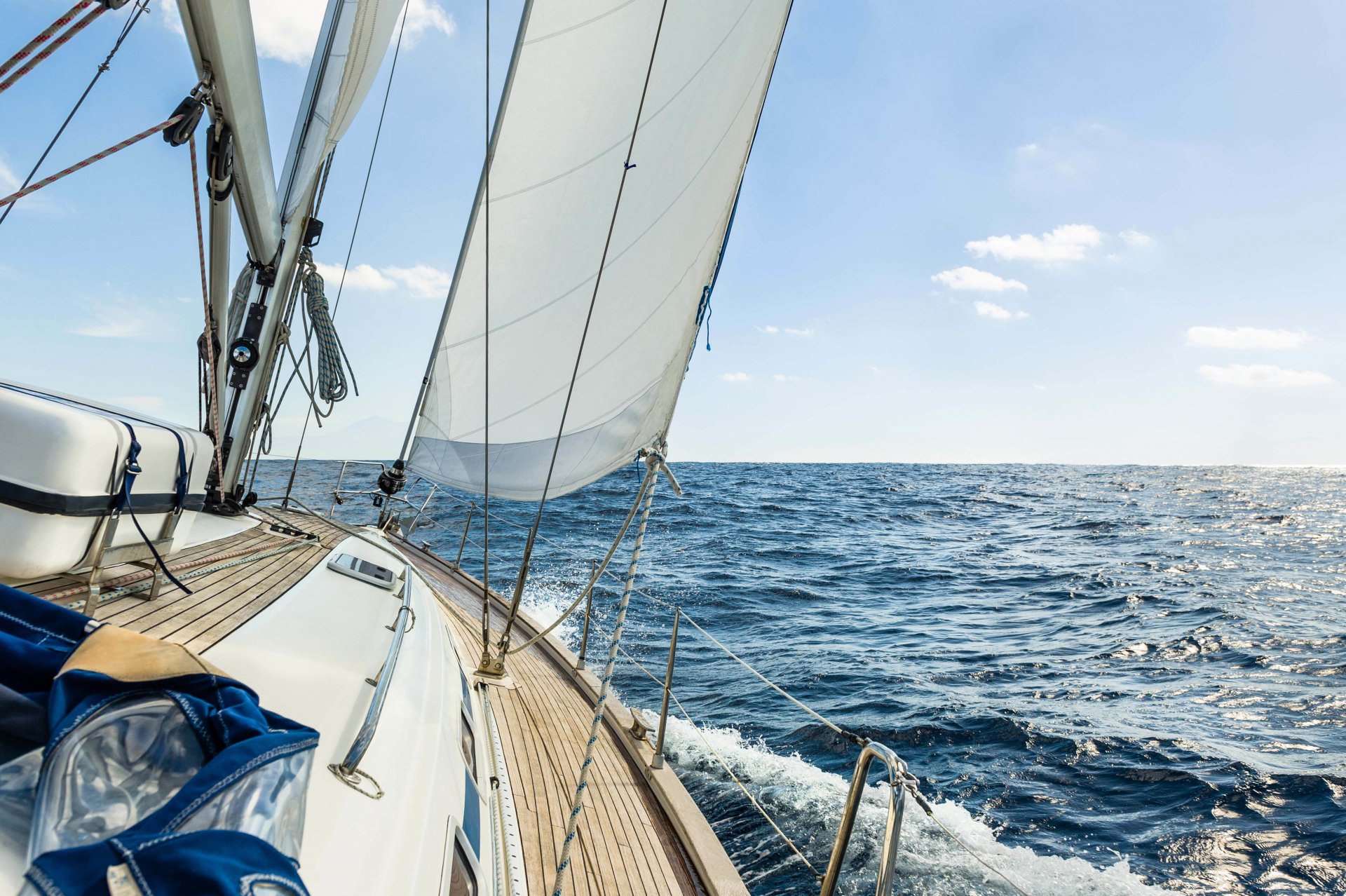 yacht deck segel himmel wind reise wellen meer spritzer horizont voraus weite abenteuer geschwindigkeit schiff marine boot sommer tourismus urlaub reisen bokeh hintergrundbilder