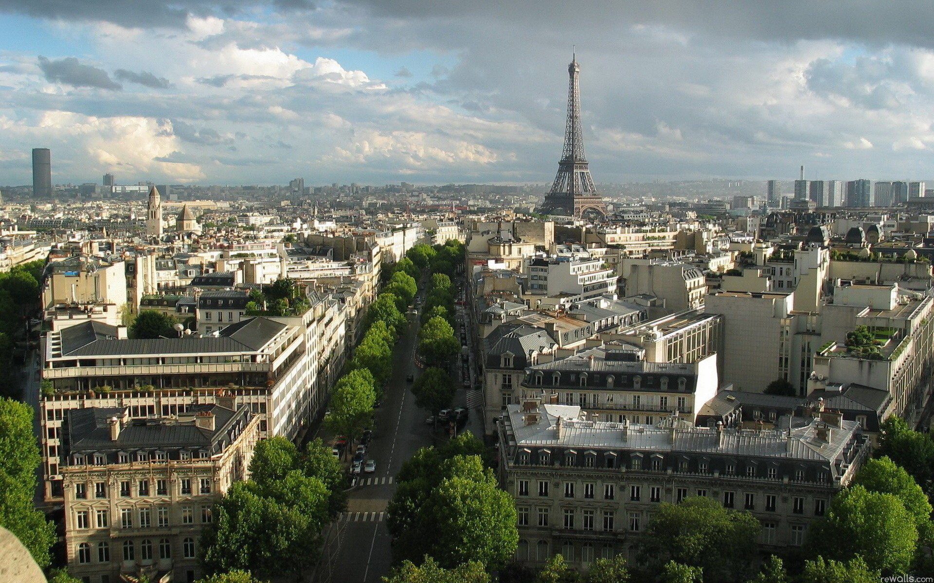 frankreich stadt eiffelturm paris straßen bäume häuser ansicht höhe turm architektur himmel metropole straße gebäude wolken türme