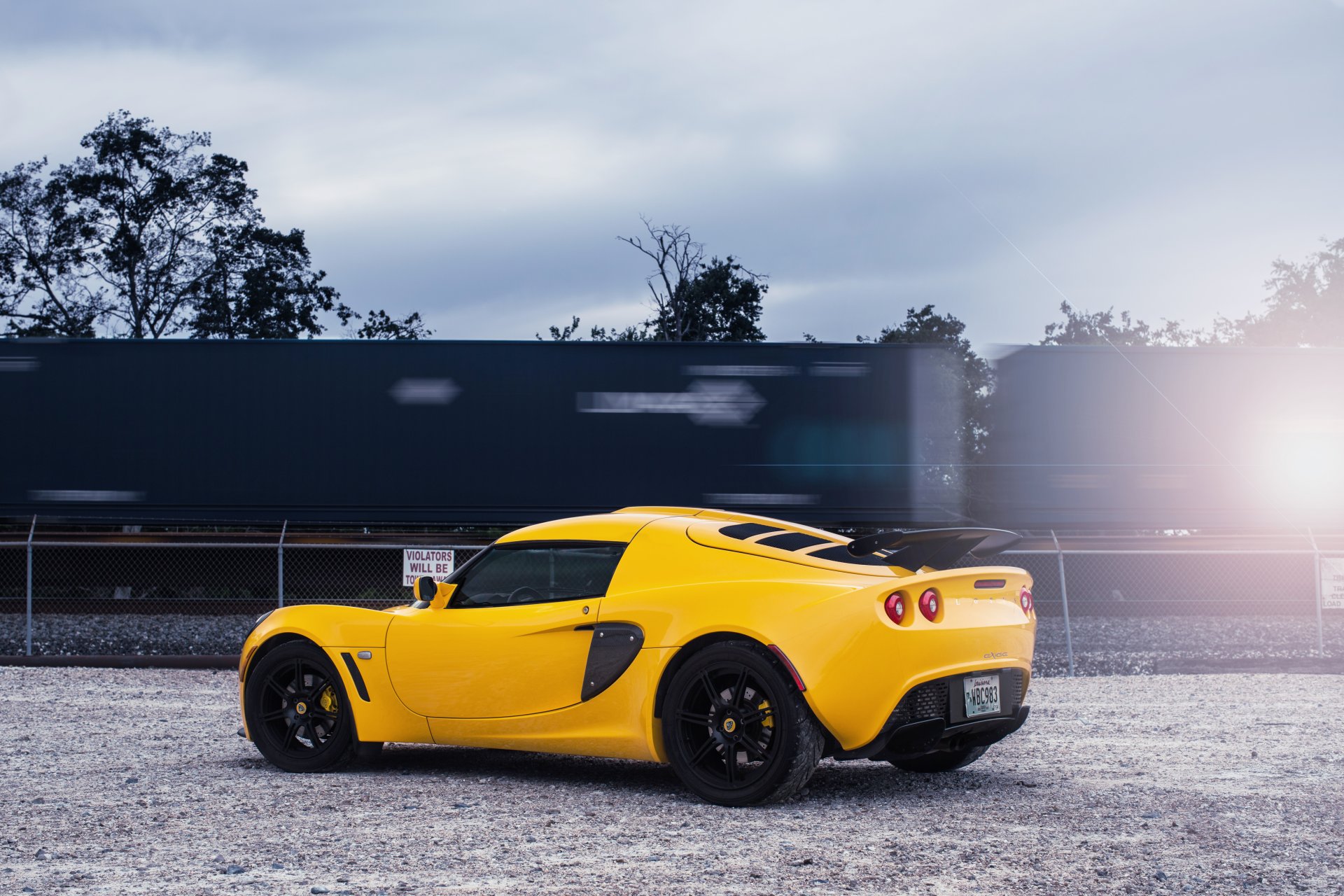 lotus exige żółty lotus exige kolej niebo chmury