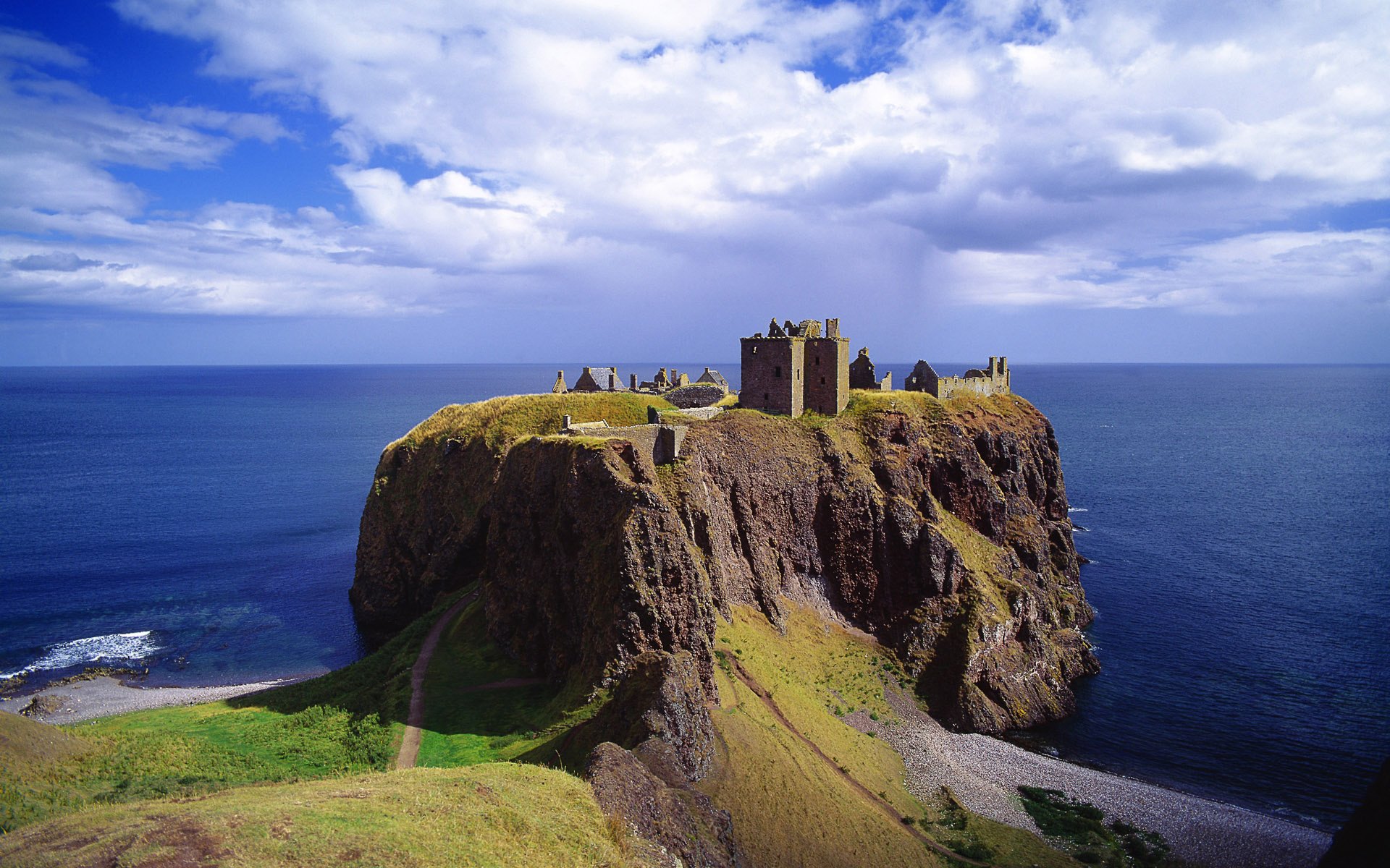 schloss meer klippe hügel natur mittelalter himmel wolken wasser wolken wellen küste grün gras sauberkeit