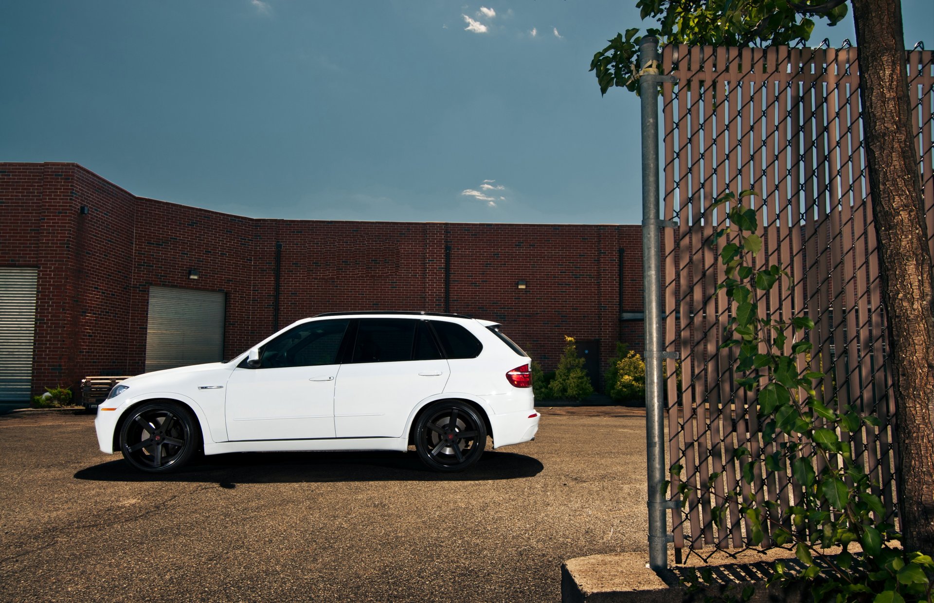 bmw x5m e70 white bmw crossover profile wheels building shutter