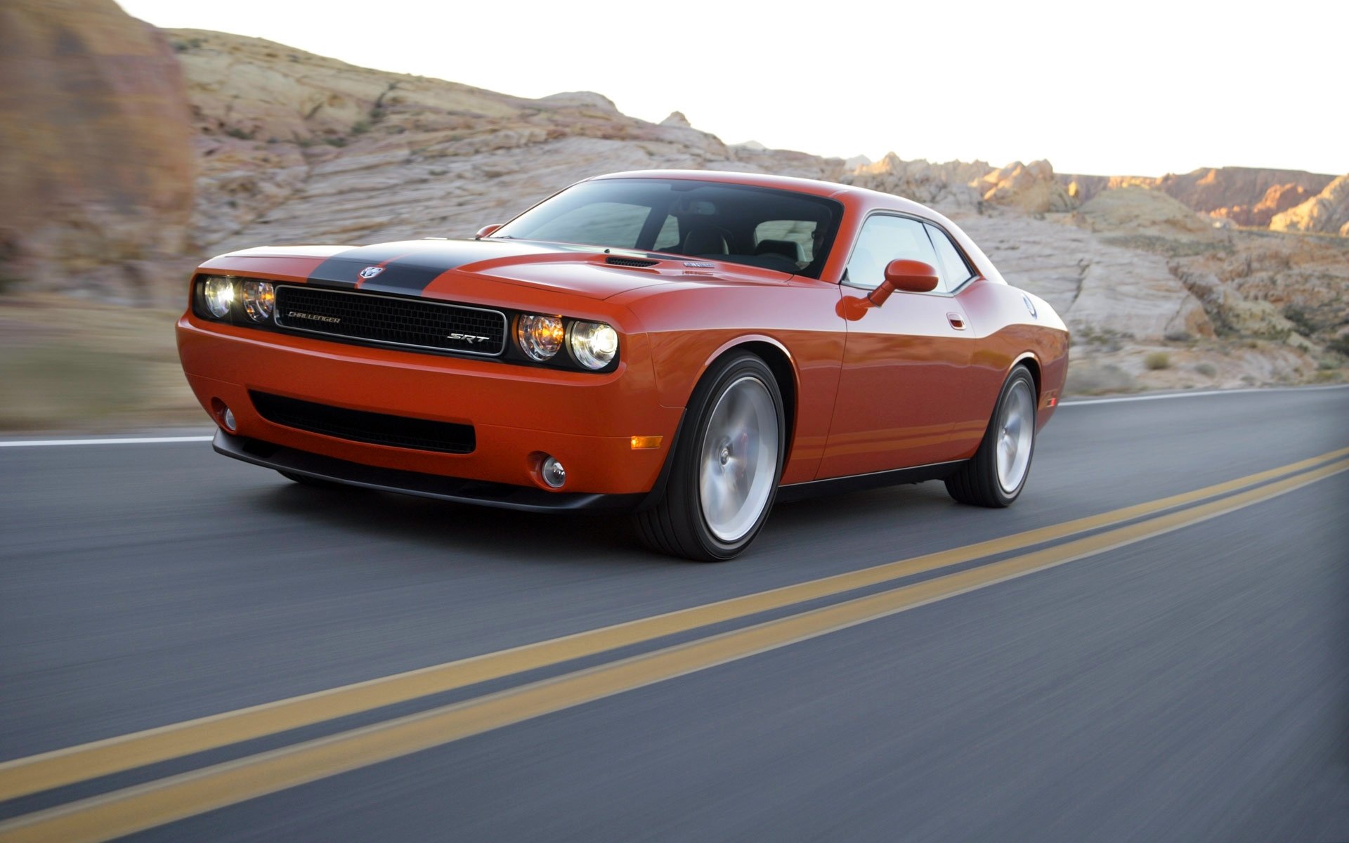 esquivar challenger srt8 auto naranja frente en el tráfico carretera coupé