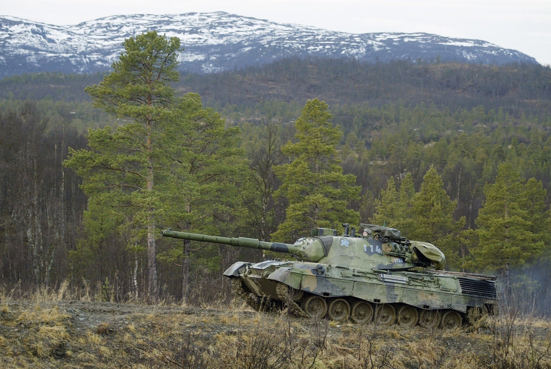 réservoir sommets enneigés forêt leopard1 équipement militaire montagnes paysage nature profil arbres automne montée